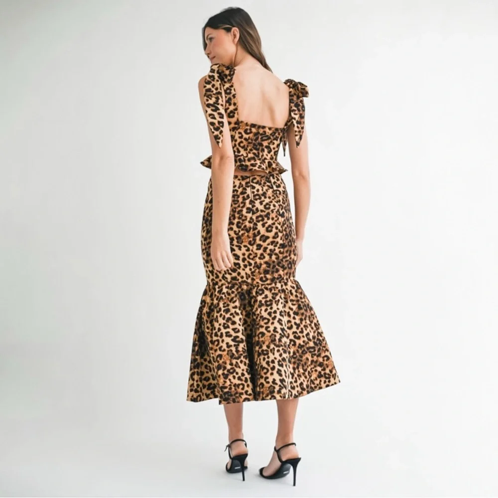 Chic Leopard Print Ruffle Crop Top and Midi Skirt Set - Picture 5 of 11